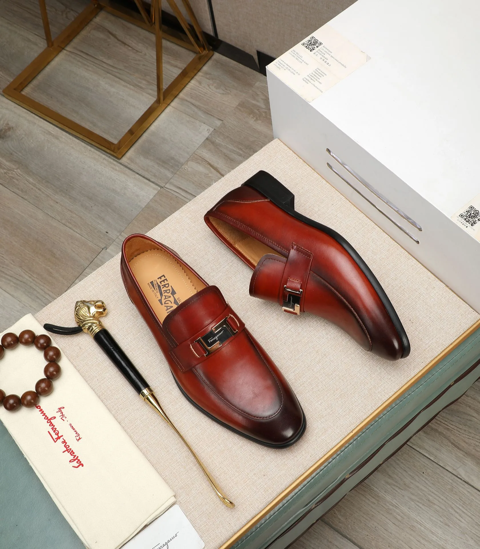 Men's shoes 💰540📛📛(water-dyed cowhide) Salvatore Ferragamo high-end (Salvatore Ferragamo) is the world's top luxury footwear brand. It comes from the fashion kingdom of Italy and is famous all over the world for its traditional handmade design and novel styles...🚶🏻🚶🏻New suit shoes are available simultaneously at the counter. This model is purely handmade. The fabric is imported from Italy's original first-layer cowhide. Soft water-dyed cowhide lining. Original authentic outsole🌀🌀Size: 38➖44 (45 customized)